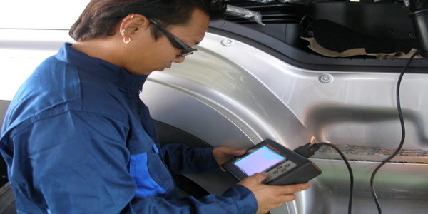 コンピューター故障診断機で車両のトラブルに対応